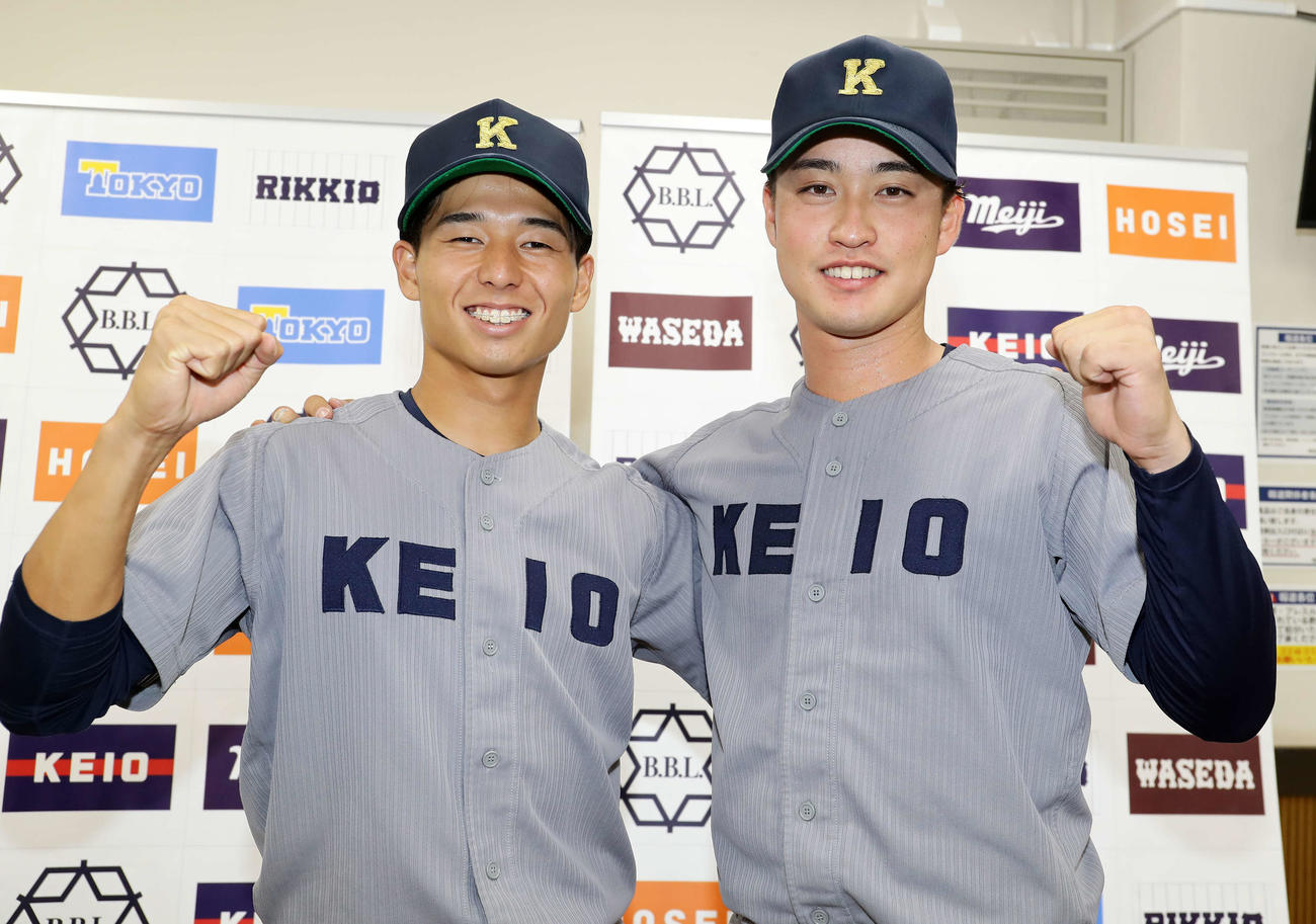 明大対慶大　試合後、笑顔でガッツポーズする慶大・増居（左）と橋本達（撮影・浅見桂子）