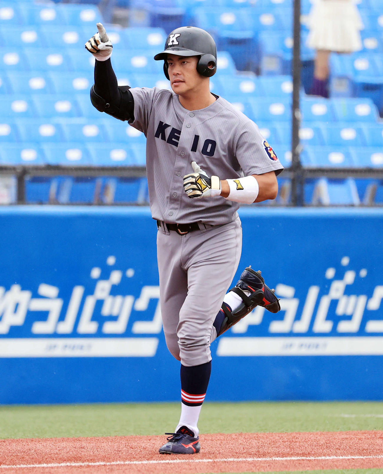 明大対慶大　1回裏慶大2死一、二塁、山本は右越え3点本塁打を放ち、指を突き上げ生還する（撮影・浅見桂子）