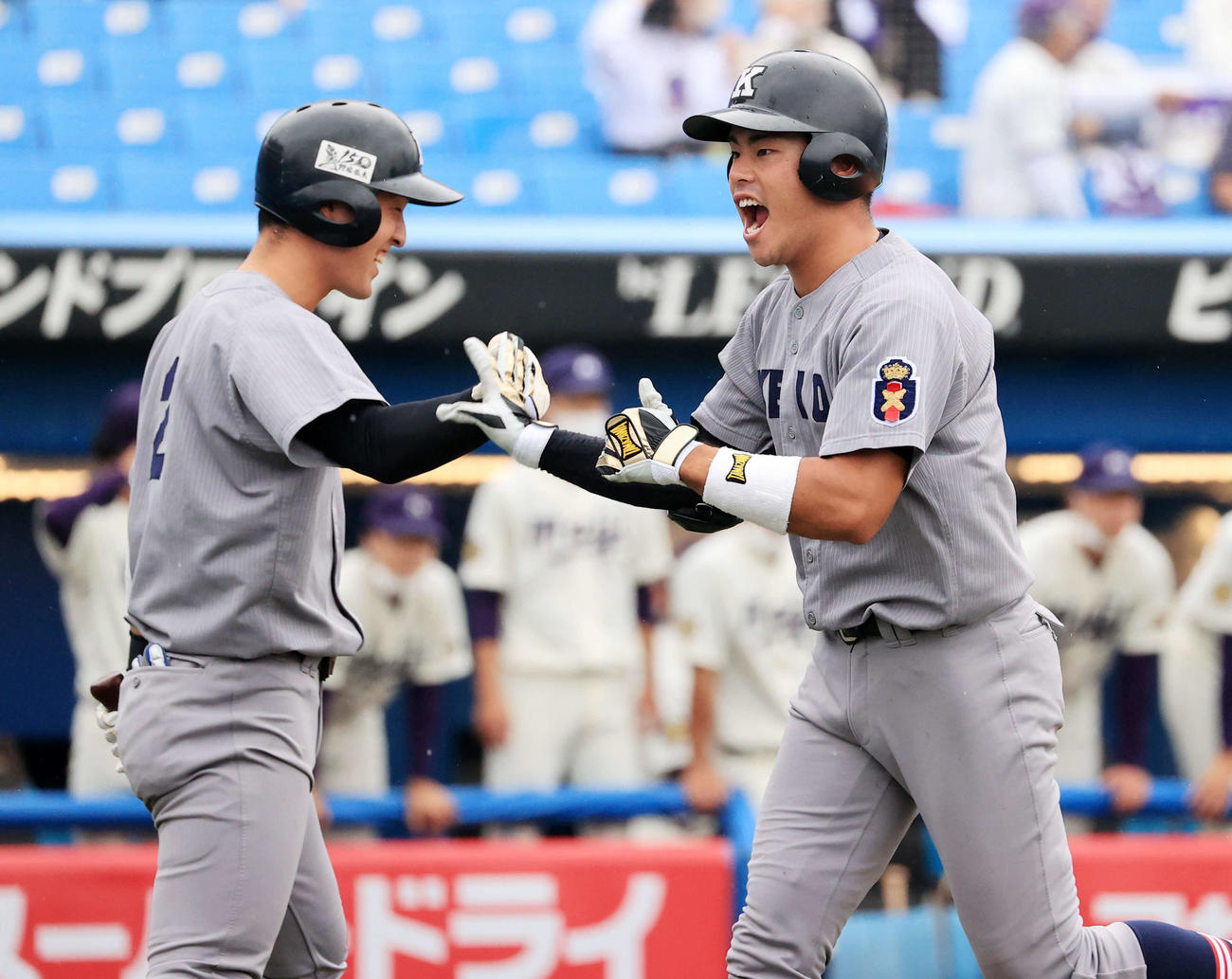 明大対慶大　1回裏慶大2死一、二塁、山本は右越え3点本塁打を放ち、雄たけびを上げて生還（撮影・浅見桂子）