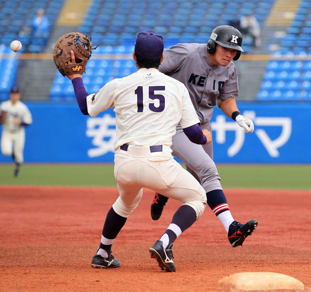 明大対慶大　7回裏慶大2死二塁、萩尾（右）は左適時打を放つもオーバーランで一塁アウトになる（撮影・浅見桂子）