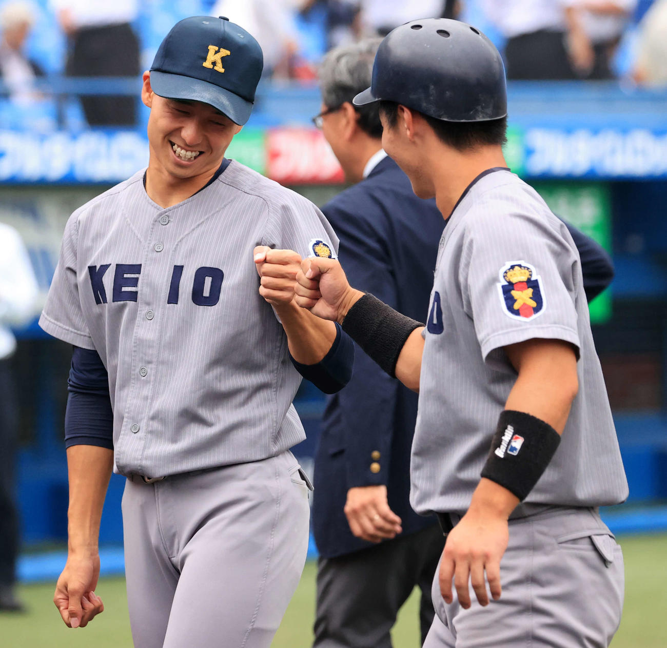 明大対慶大　明大に勝利し、勝利投手の慶大・増居（左）はナインとグータッチ（撮影・浅見桂子）