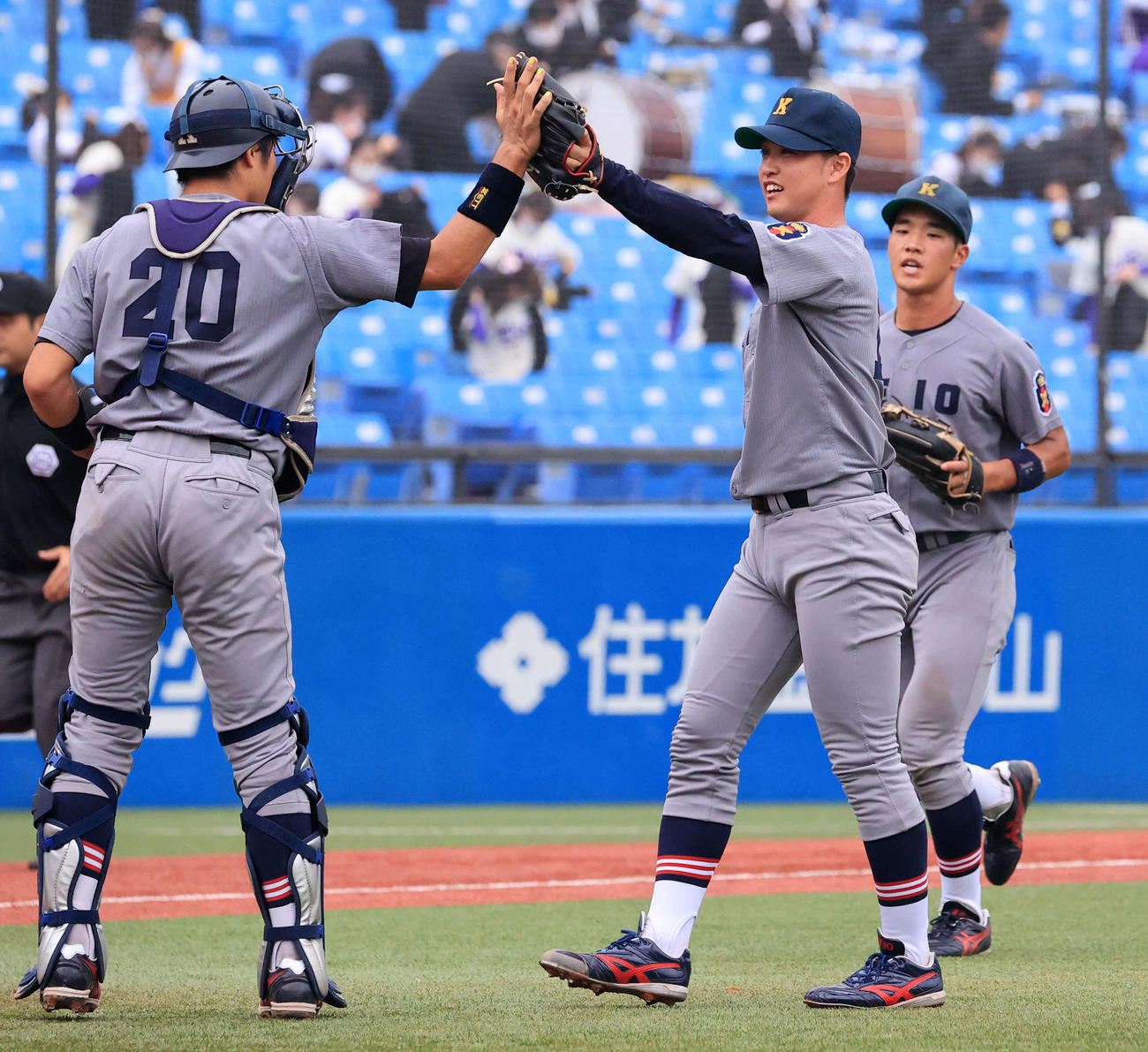 明大対慶大　9回表明大の攻撃を抑えた慶大・橋本達（右）は笑顔でナインとハイタッチ（撮影・浅見桂子）