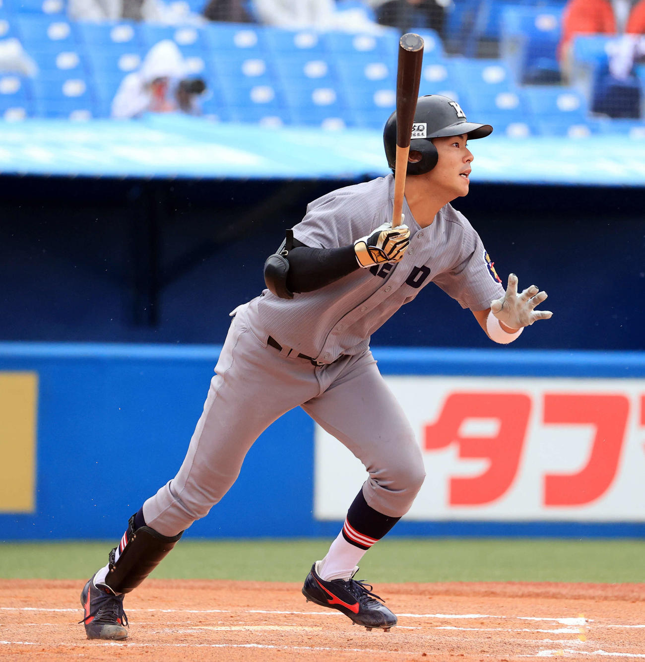 明大対慶大　1回裏慶大2死一、二塁、山本は右越え3点本塁打を放つ（撮影・浅見桂子）