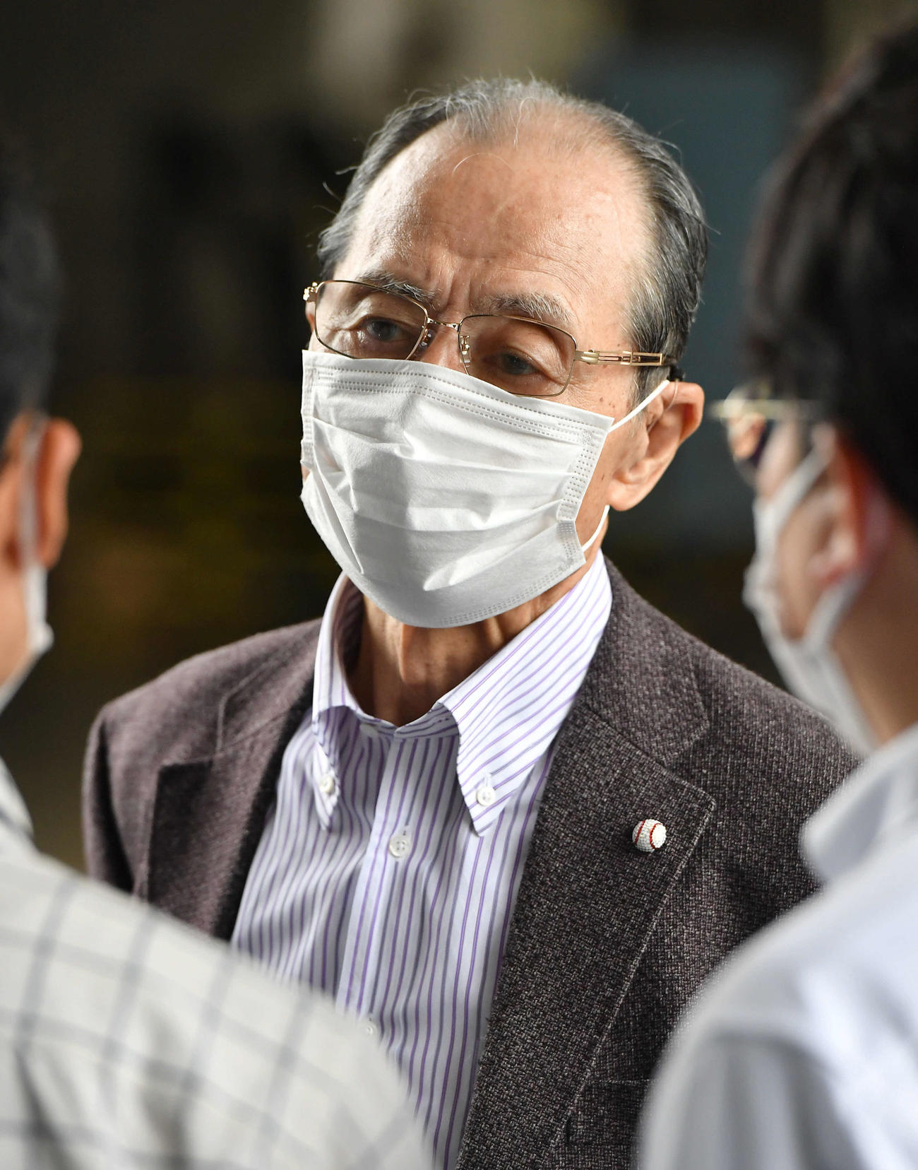 囲み取材を受ける王球団会長（撮影・岩下翔太）