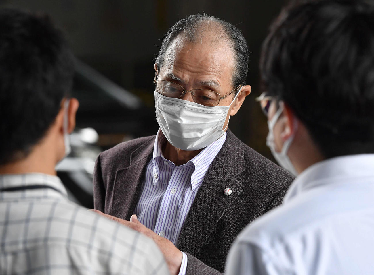 囲み取材を受ける王球団会長（撮影・岩下翔太）