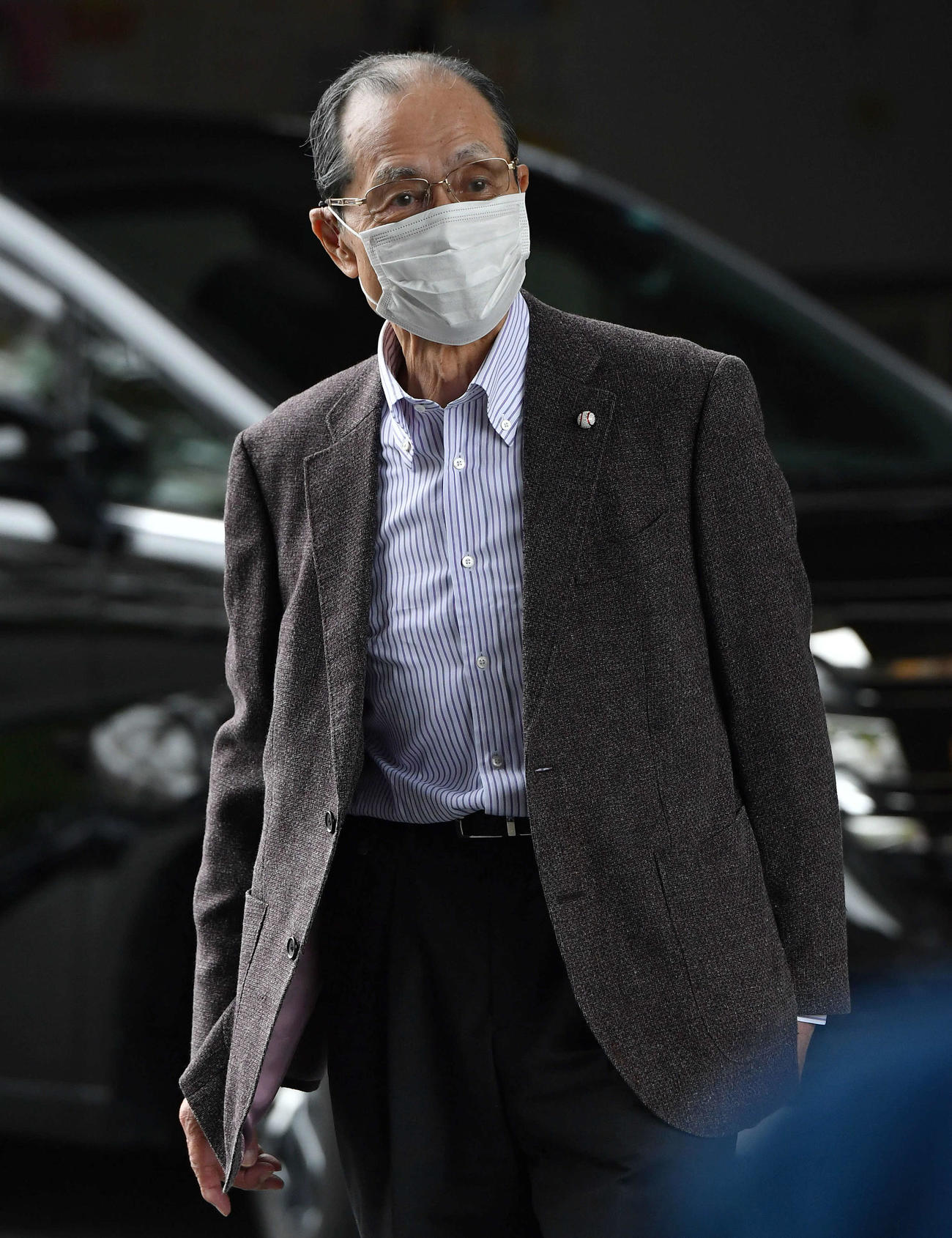 報道陣の取材に応じる王球団会長（撮影・岩下翔太）