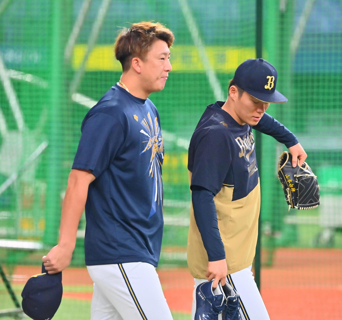 山本（右）とともにグラウンド入りするオリックス杉本（撮影・和賀正仁）