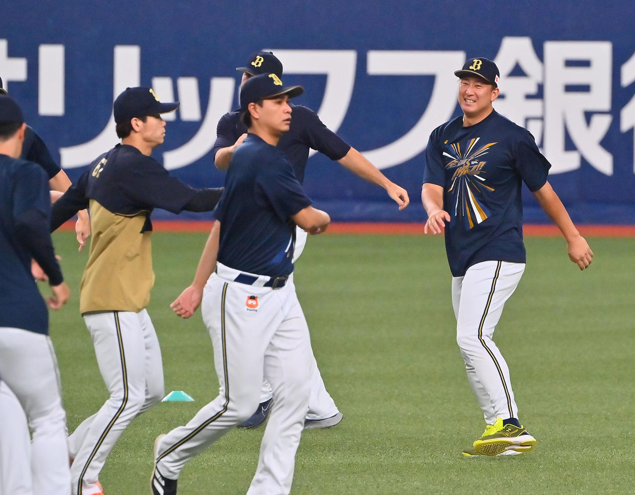 笑顔でウオームアップするオリックス杉本（右）（撮影・和賀正仁）