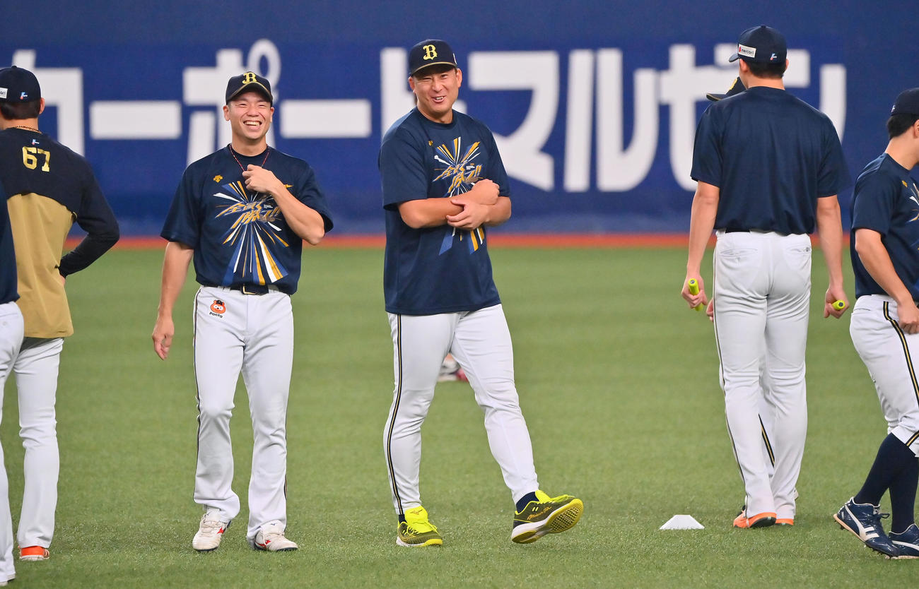 ウオームアップするオリックス杉本（中央）（撮影・和賀正仁）