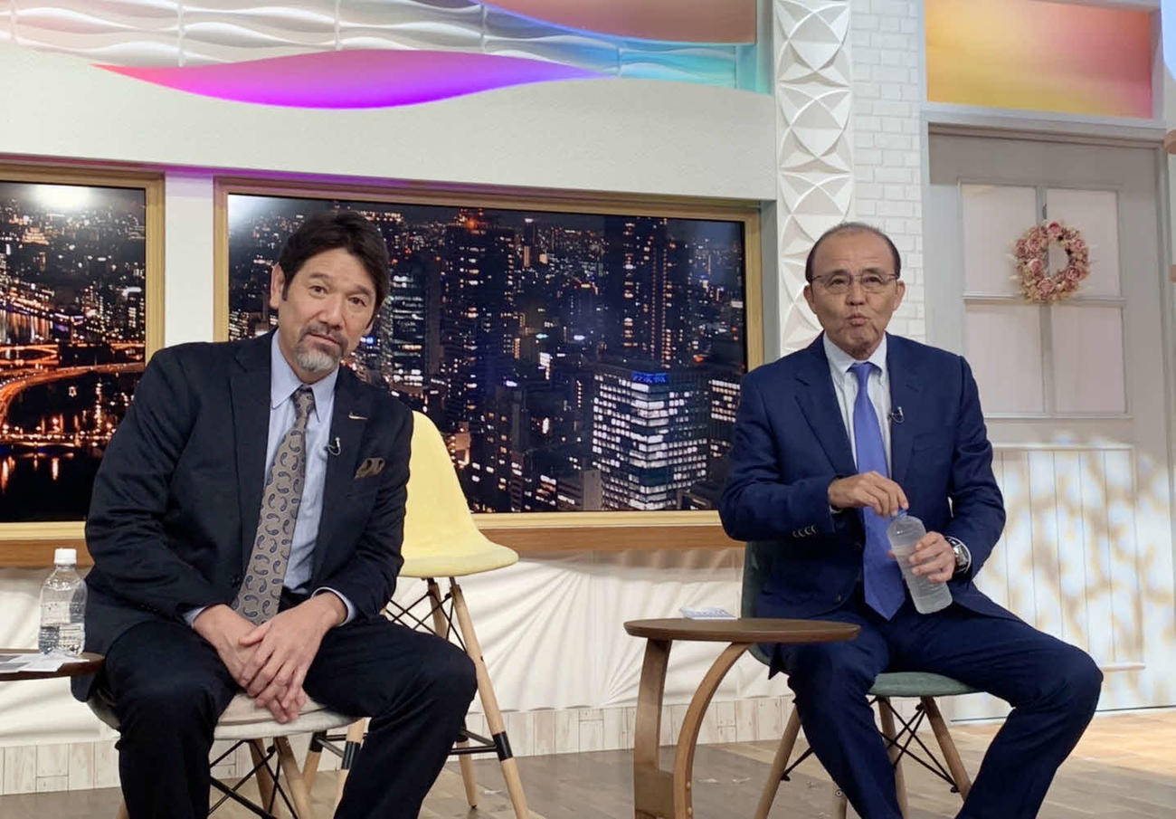 ABCテレビ「newsおかえり」に生出演した岡田監督（右）。左は下柳剛氏（球団提供）