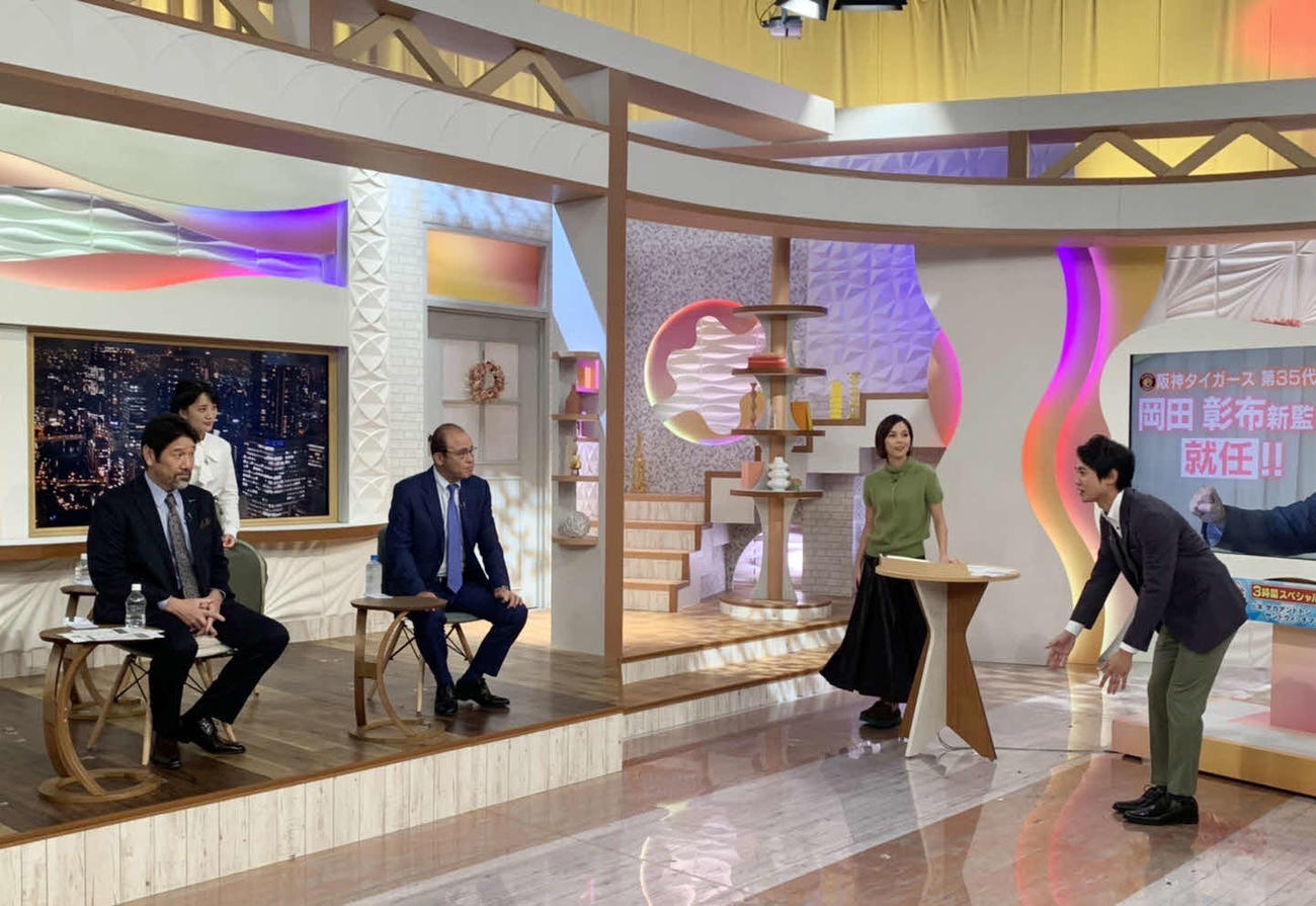 ABCテレビ「newsおかえり」に生出演した阪神岡田監督（左から3人目）。左は下柳氏（球団提供）