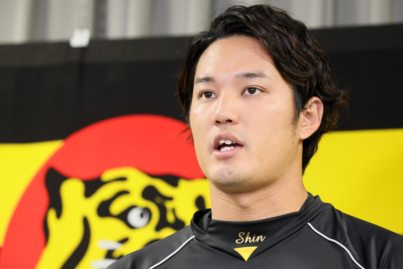 球団がポスティングシステム使用を容認したことを受け会見した藤浪（撮影・加藤哉）
