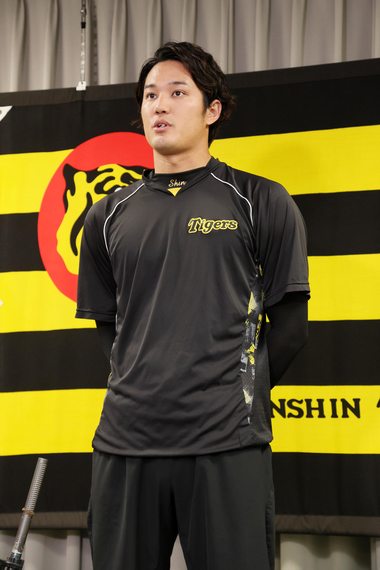 球団からポスティング申請を認められ会見する藤浪（撮影・加藤哉）