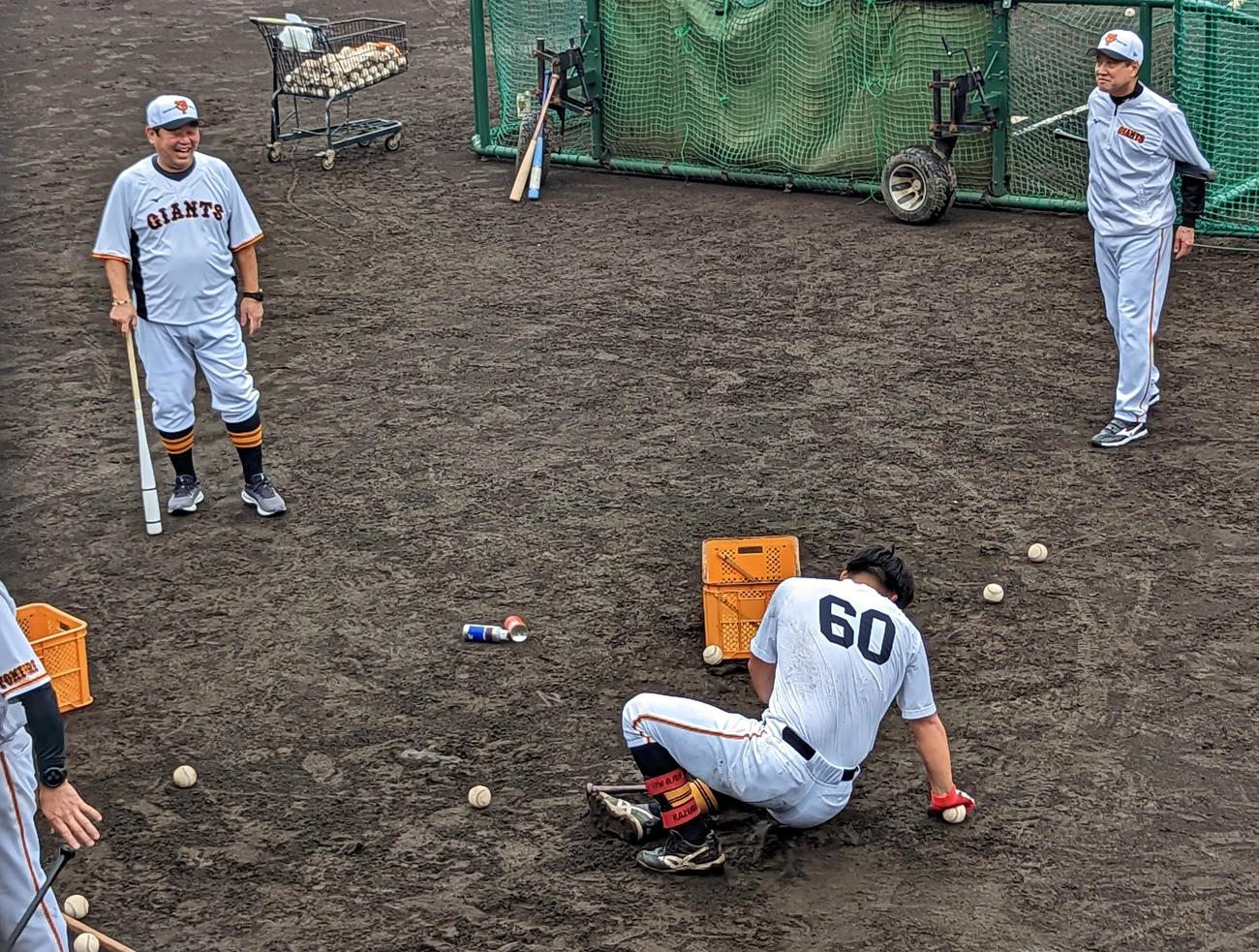「300球連続ティー打撃」を終え倒れ込む巨人菊田（中央）と見守る大久保氏（左）と原監督（撮影・三須一紀）