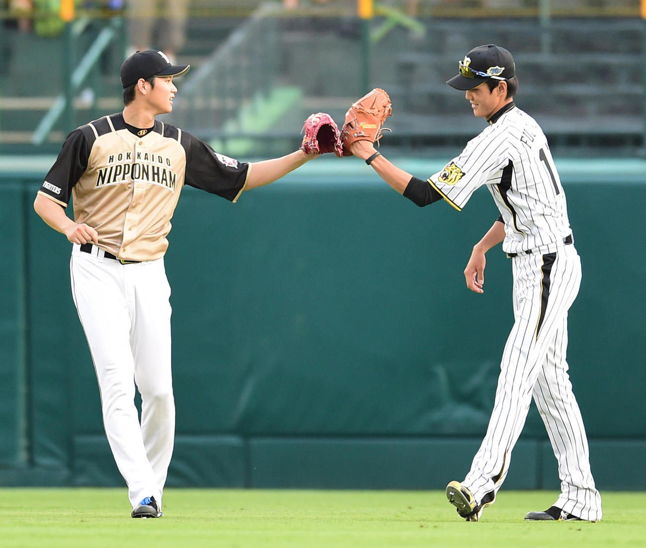 14年7月、オールスターの試合開始直前、大谷翔平（左）とキャッチボールを終えてグラブタッチ