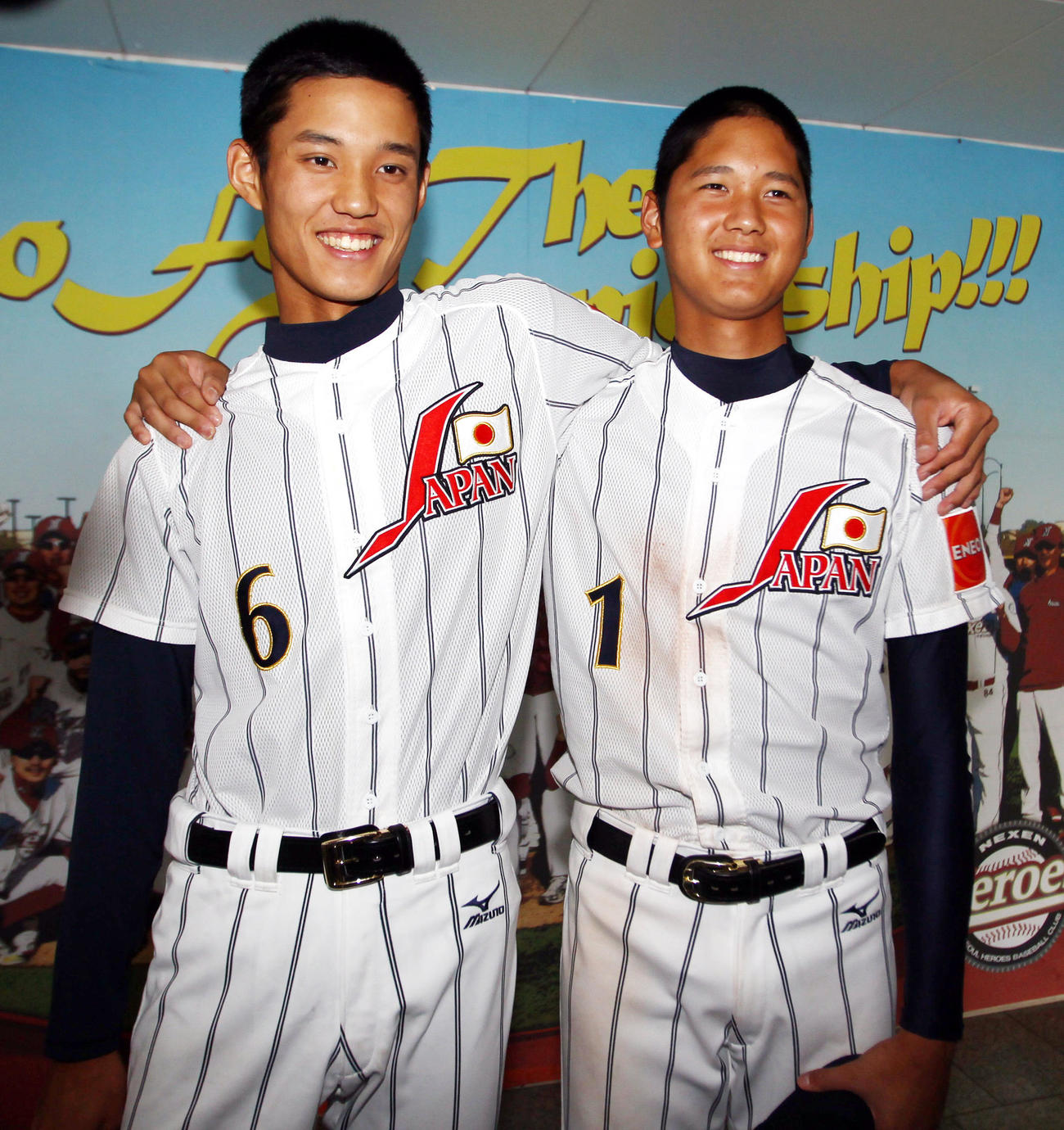 12年、U18世界選手権で肩を組む、日本代表の藤浪（左）と大谷
