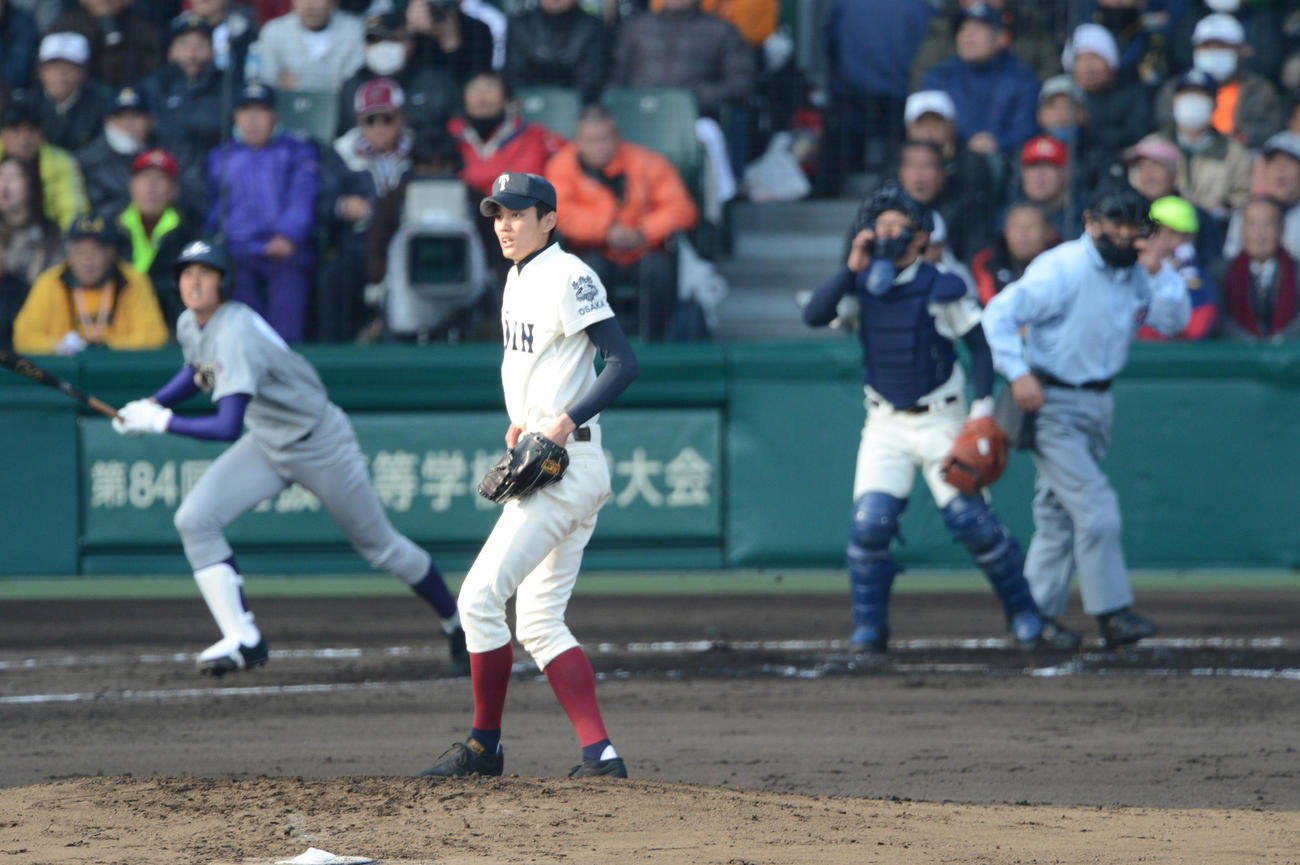 12年、センバツ1回戦で花巻東・大谷翔平に右越え本塁打を浴びる大阪桐蔭・藤浪晋太郎
