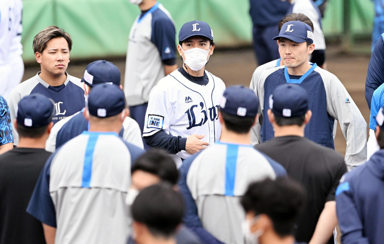 秋季練習初日に選手たちに話す西武松井新監督（奥中央）（撮影・滝沢徹郎）　