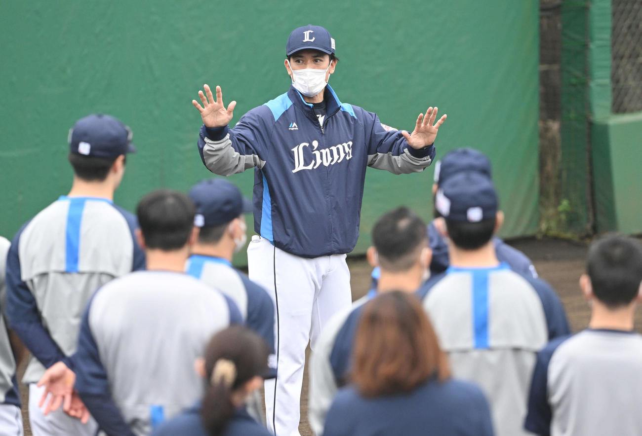 練習前に訓示する西武松井新監督（奥）（撮影・滝沢徹郎）　