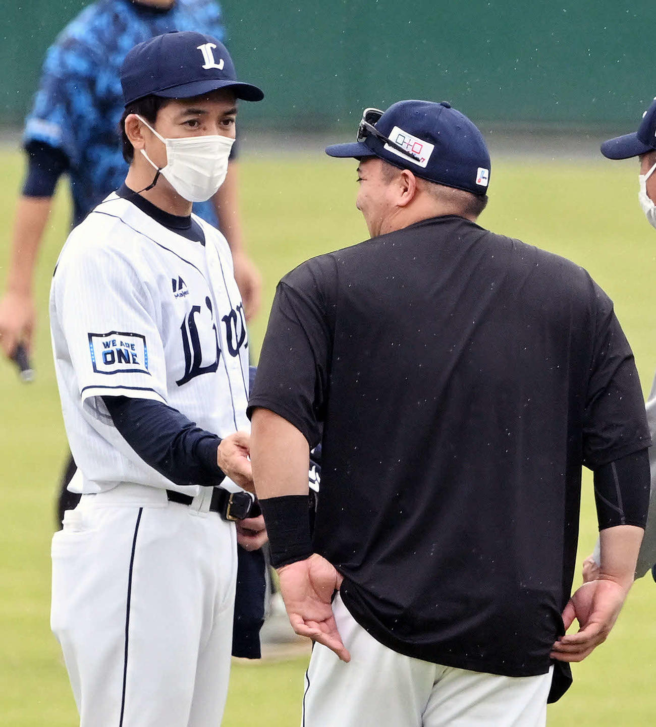 西武松井新監督（左）は山川と話す（撮影・滝沢徹郎）　