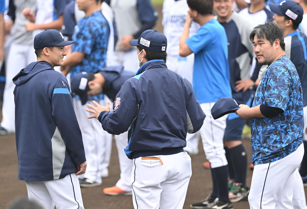 練習前に西武松井新監督（中央）は栗山（左）と中村に話す（撮影・滝沢徹郎）　