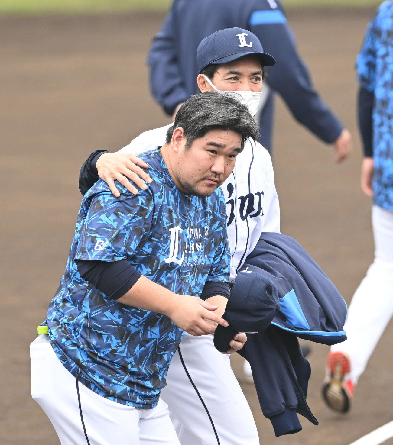 西武松井新監督（右）は中村の肩を抱え話す（撮影・滝沢徹郎）　