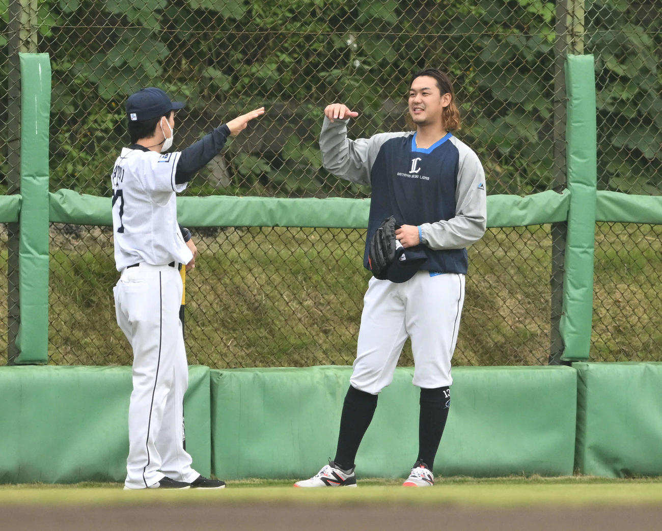 西武松井新監督（左）は高橋と話す（撮影・滝沢徹郎）　