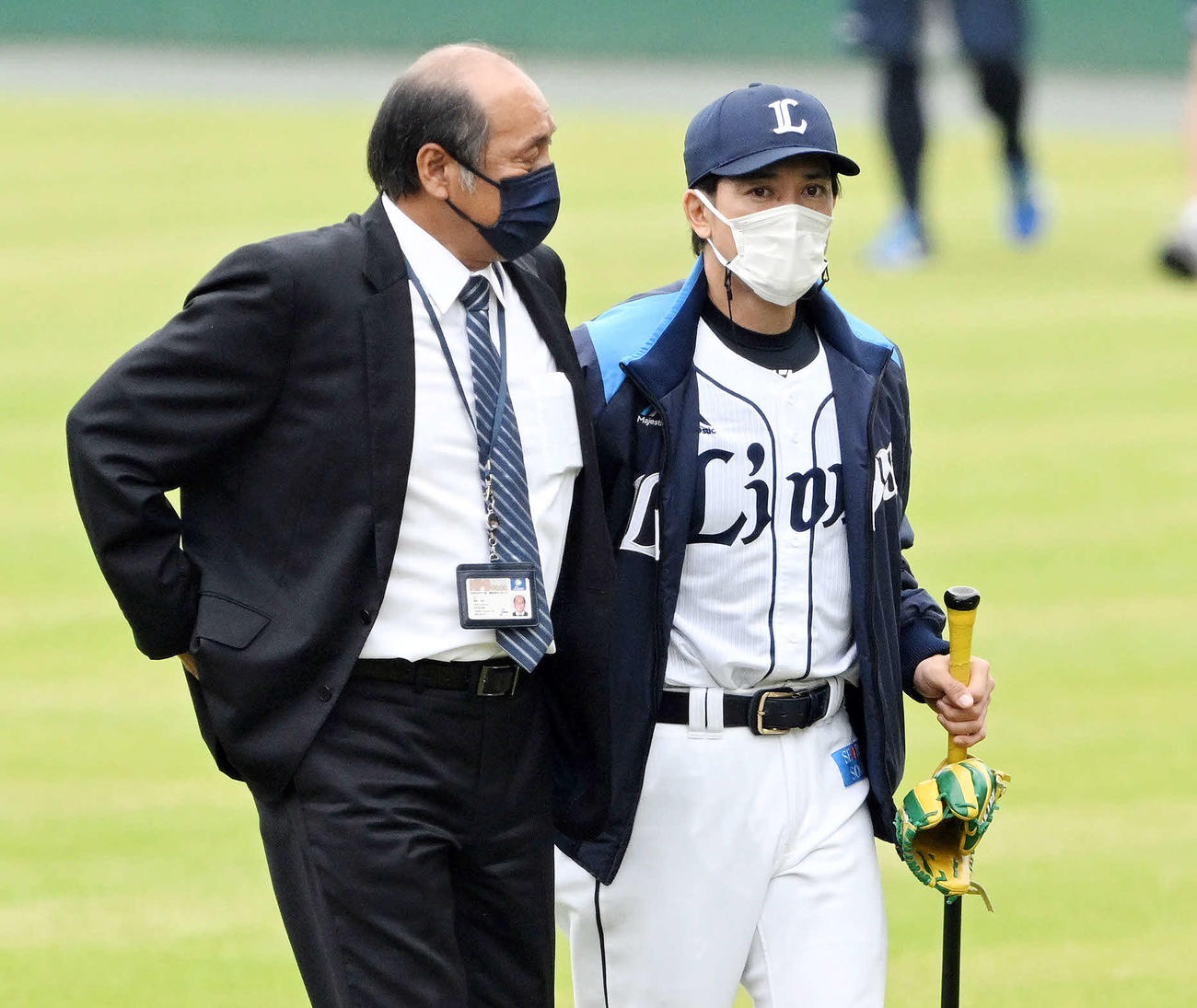 練習前に西武松井新監督（右）は渡辺GMと話す（撮影・滝沢徹郎）　