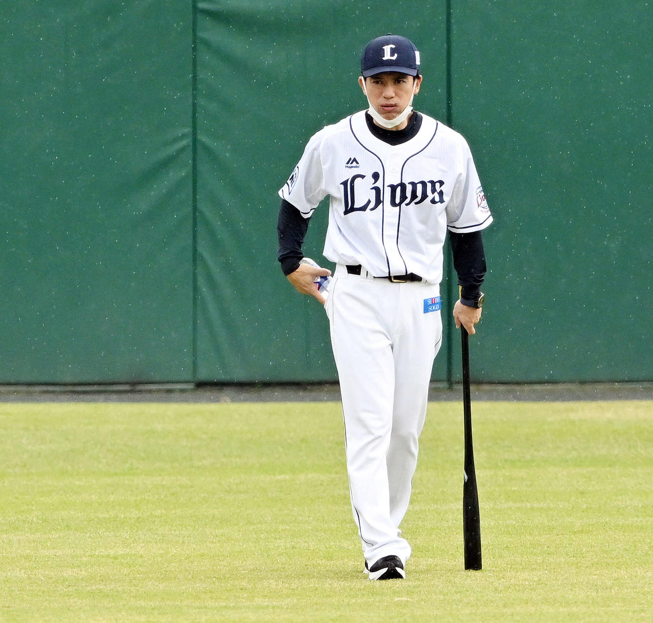 練習を見守る西武松井新監督（撮影・滝沢徹郎）　