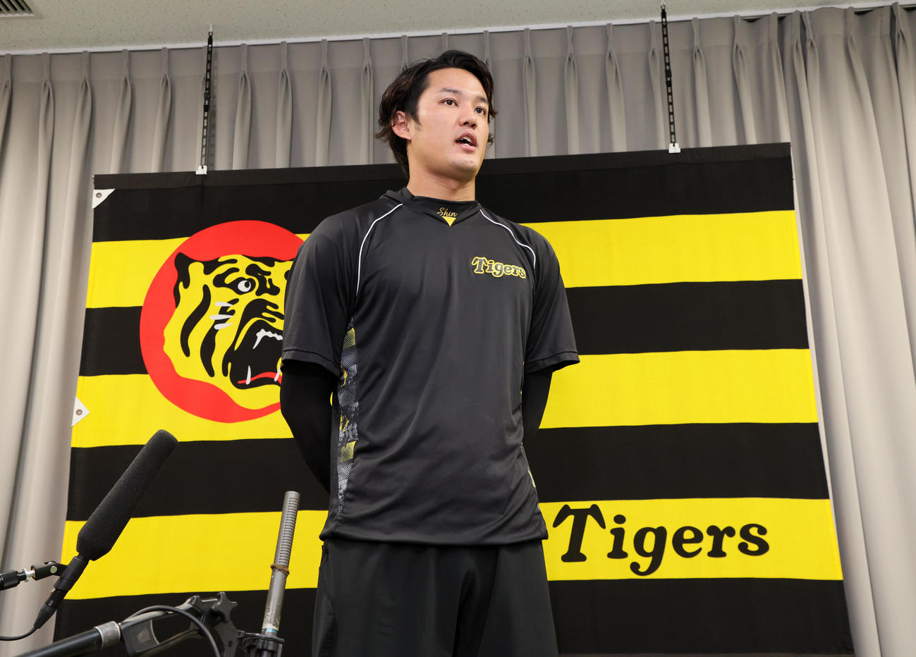 球団からポスティング申請を認められ会見する藤浪（撮影・加藤哉）