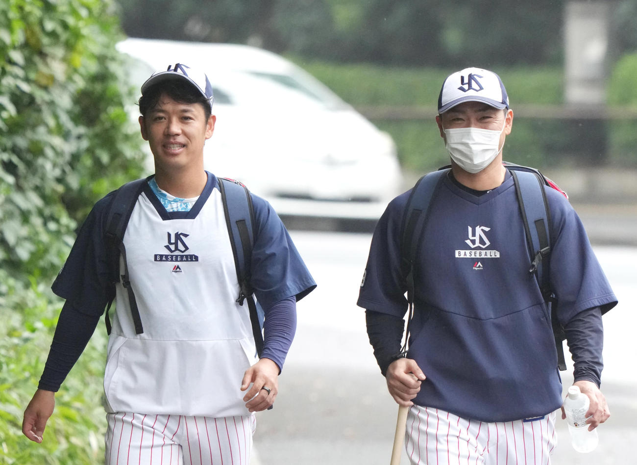 小川（左）と談笑しながら室内練習場へ向かうヤクルト青木（撮影・小沢裕）　