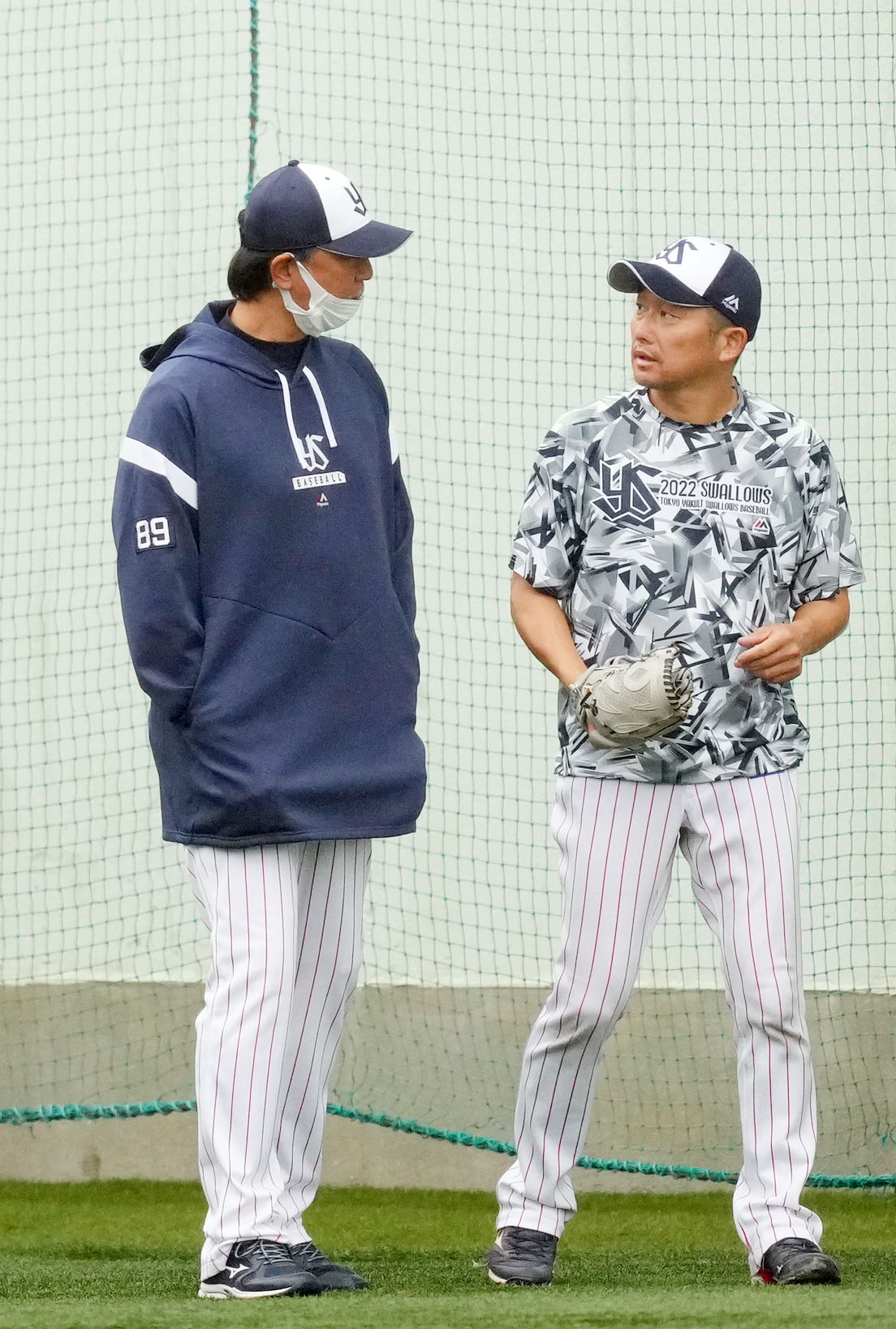 言葉を交わすヤクルト石川（右）と伊藤投手コーチ（撮影・横山健太）