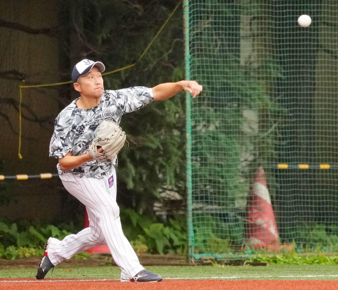 キャッチボールをするヤクルト石川（撮影・横山健太）