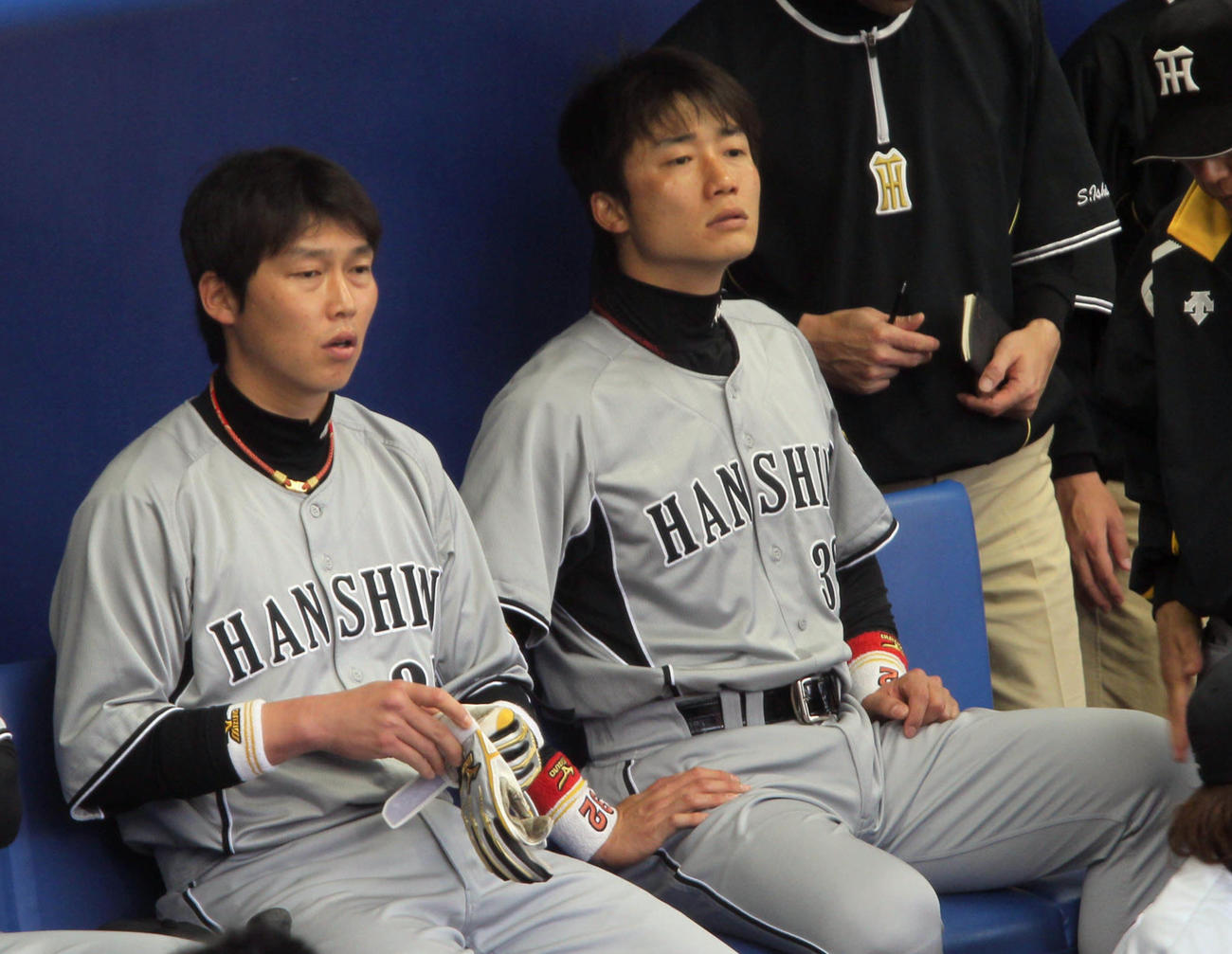 ベンチに並んで座る新井貴浩（左）と新井良太＝2011年5月6日