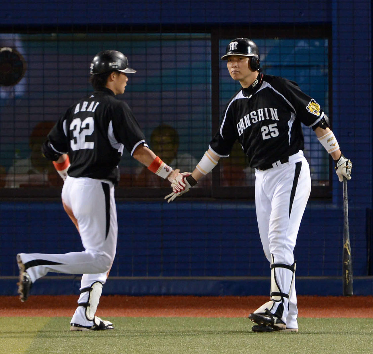 本塁打を打った新井良（左）を迎える新井貴＝2012年8月29日