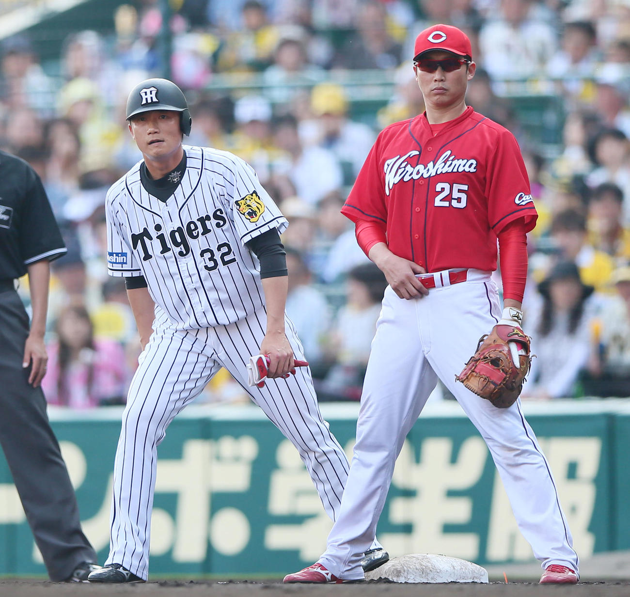 阪神の新井良太（左）と広島の新井貴浩＝2016年5月21日