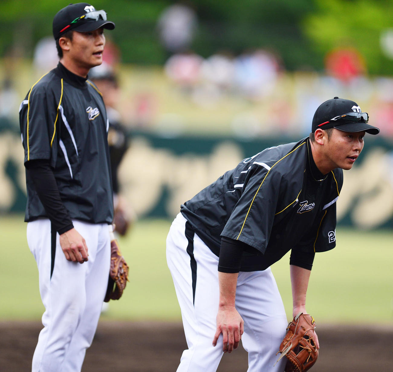 2014年5月14日、守備練習を行う新井良太（左）と新井貴浩