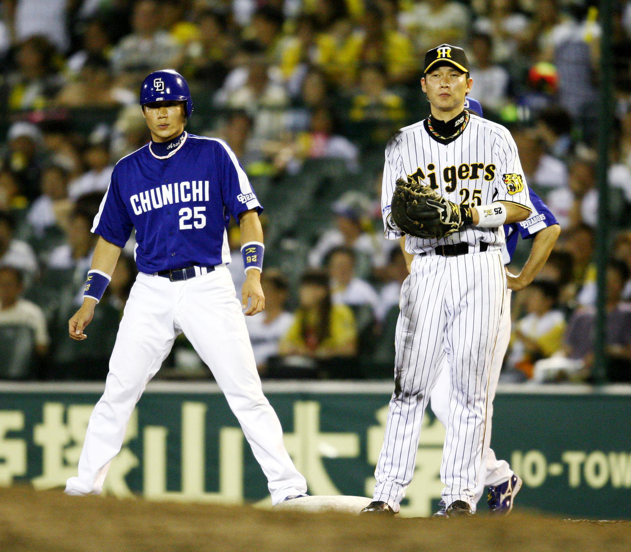 2008年07月27日、中日新井良（左）は一塁上で阪神新井貴と並び立つ