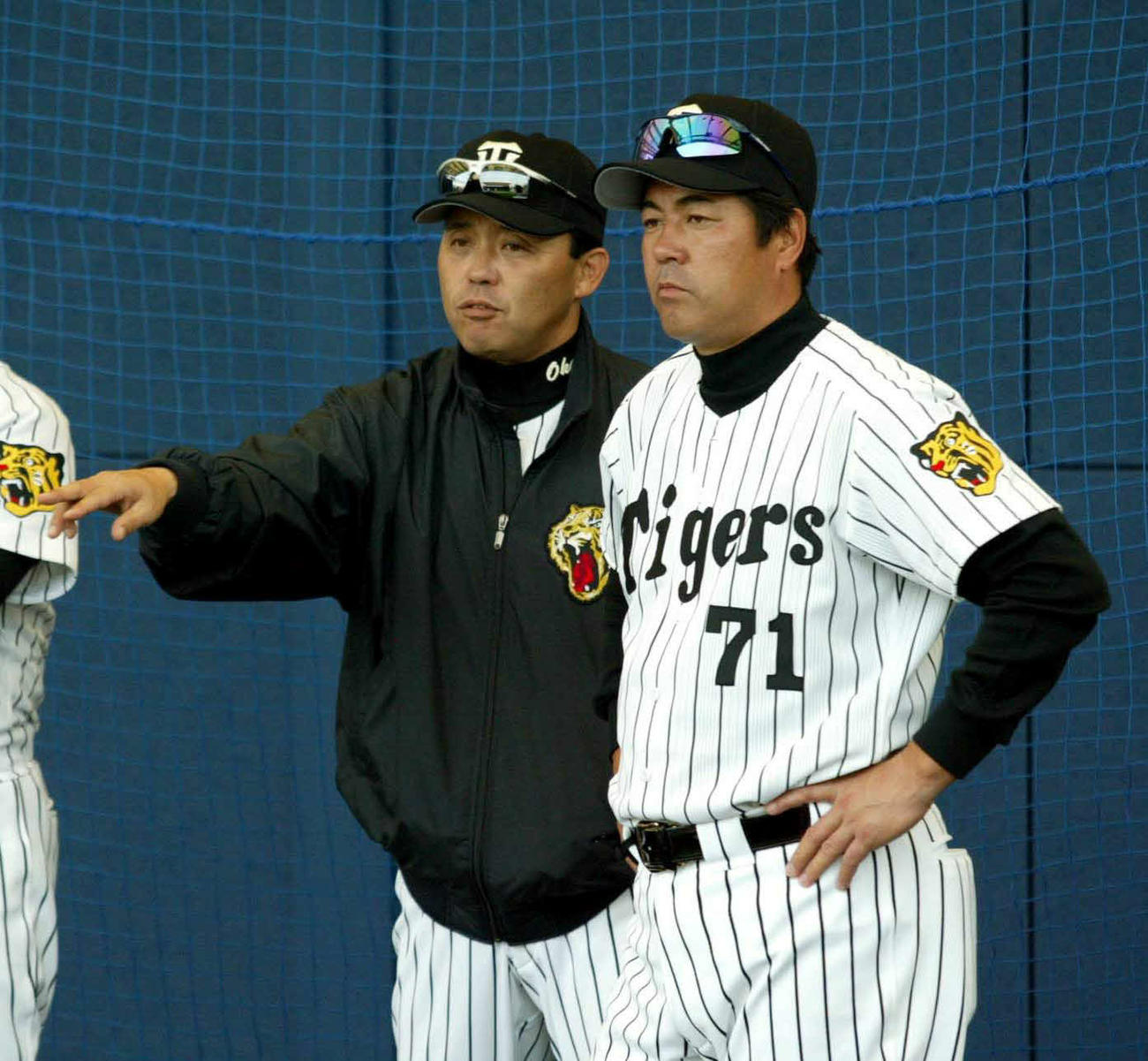 03年、ブルペンで話し合う岡田監督（左）と中西コーチ