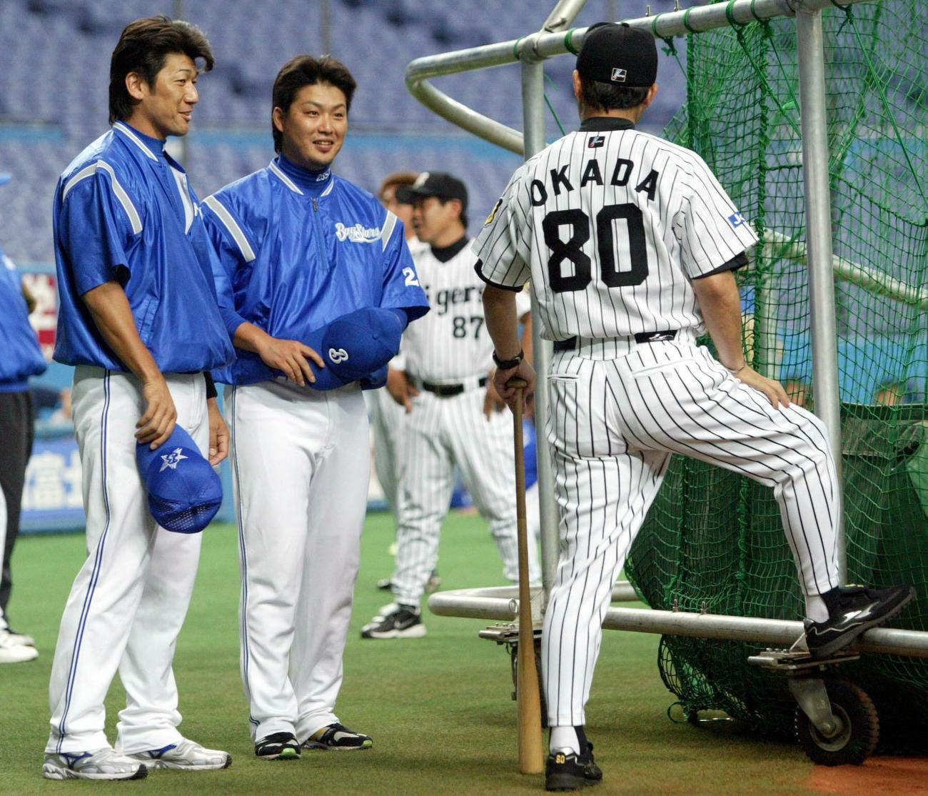 横浜三浦大輔（左）、村田修一と阪神岡田彰布監督（2006年7月4日撮影）