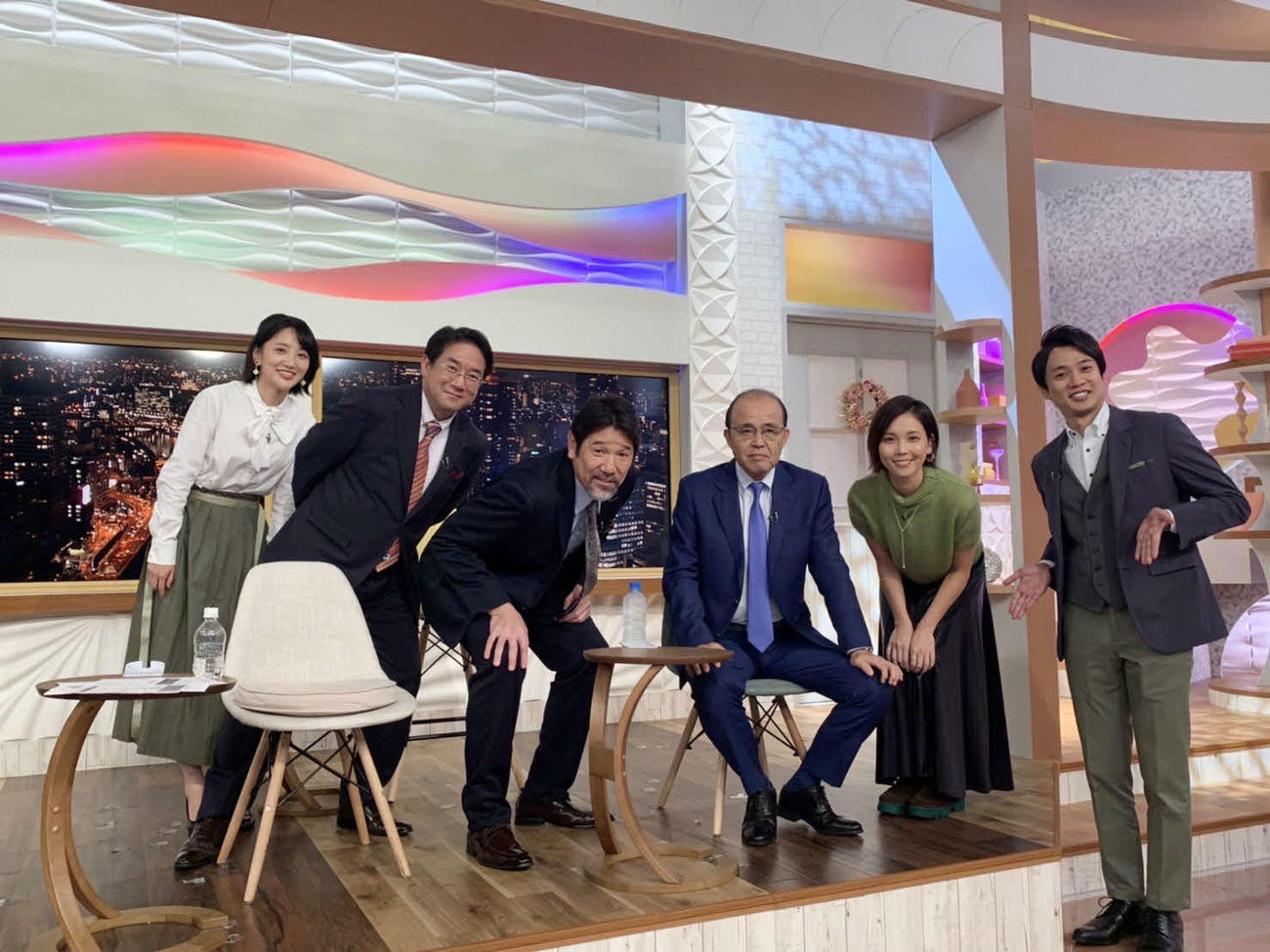 ABCテレビ「newsおかえり」に生出演した阪神岡田監督（中央右）。中央左は下柳剛氏（球団提供）