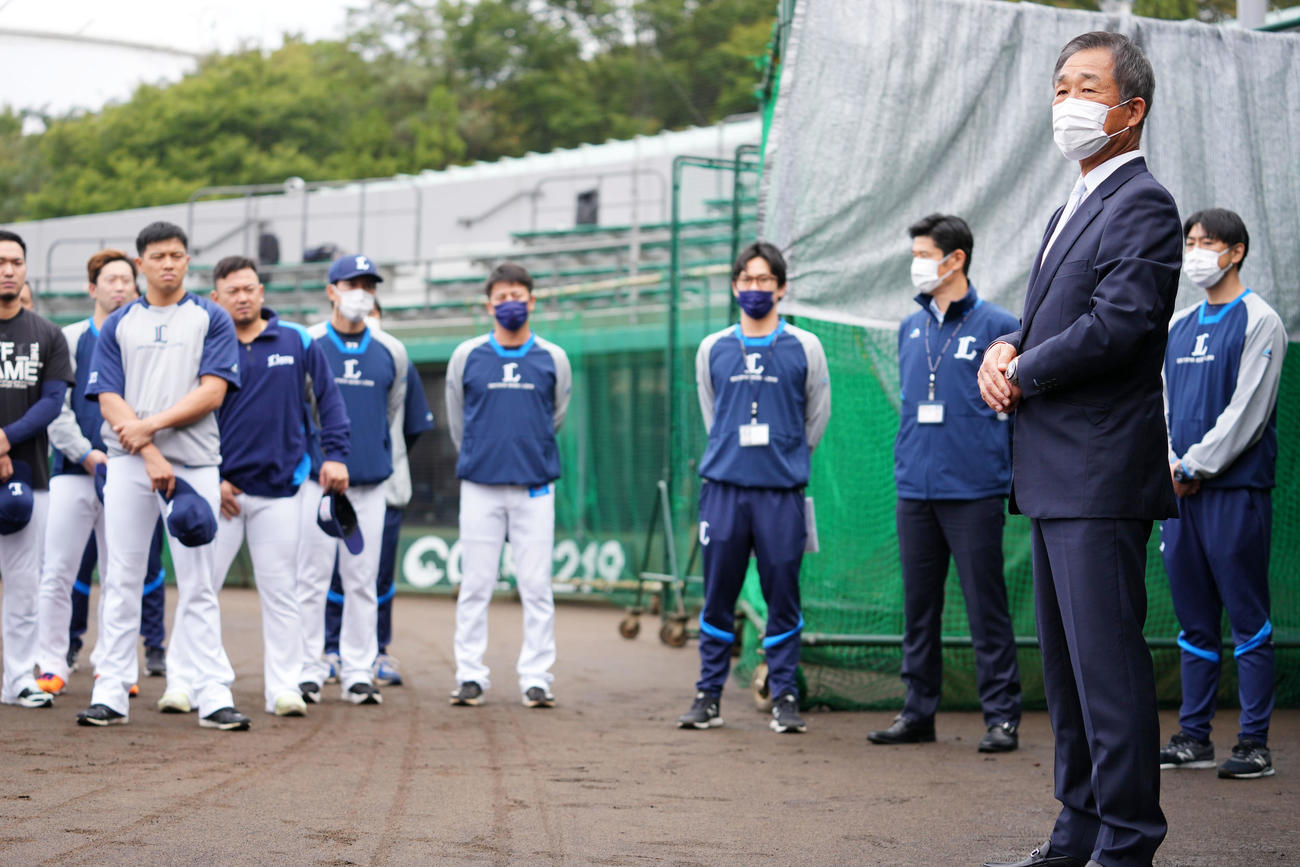 秋季練習に集まった選手たちにあいさつをする西武辻前監督（手前右）（撮影・横山健太）
