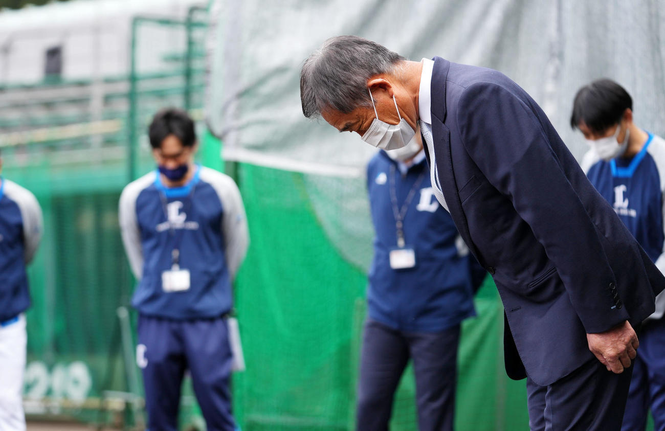 秋季練習に集まった選手たちにあいさつをする西武辻前監督（手前右）（撮影・横山健太）