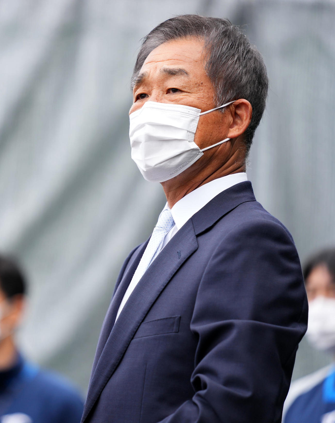 秋季練習に集まった選手たちにあいさつをする西武辻前監督（手前右）（撮影・横山健太）