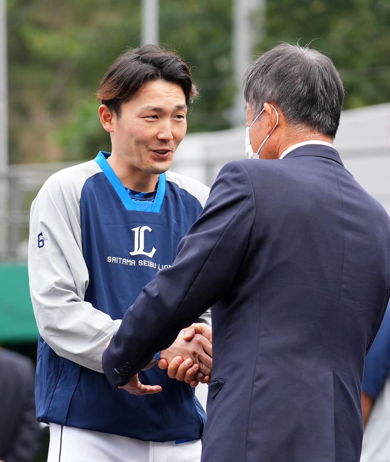 西武辻前監督（右）と握手を交わす源田（撮影・横山健太）