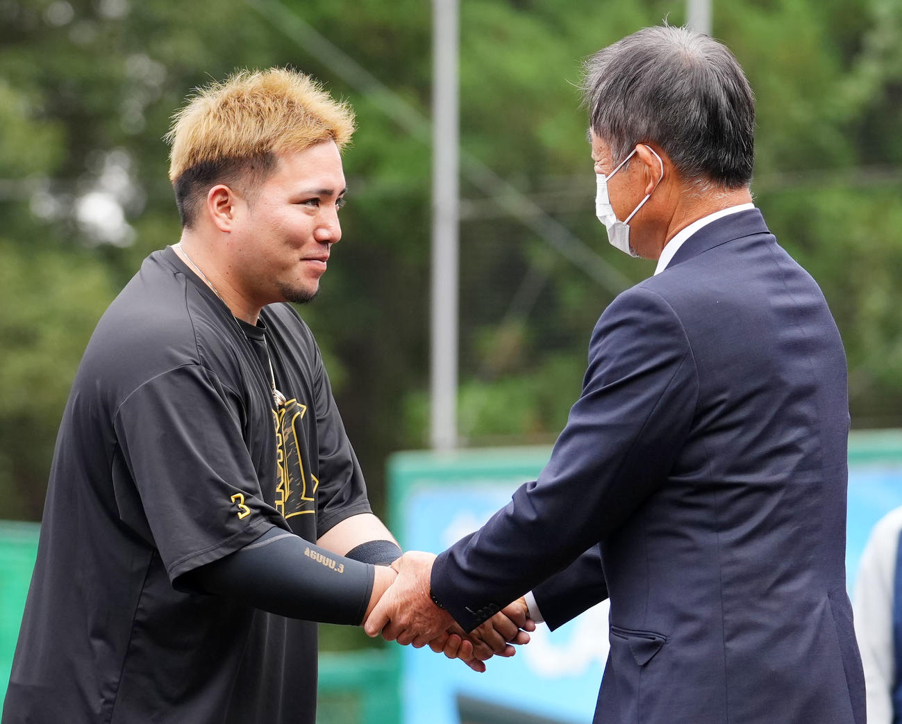 西武辻前監督（右）と握手を交わす山川（撮影・横山健太）