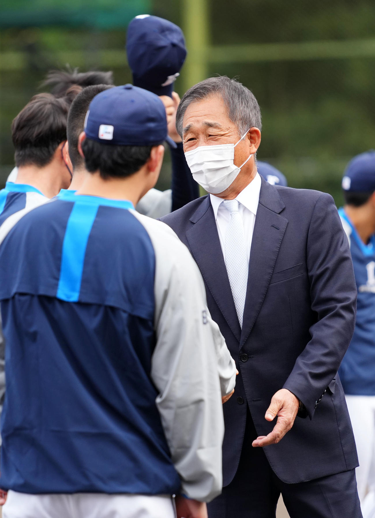選手たちと笑顔で握手を交わす西武辻前監督（右）（撮影・横山健太）