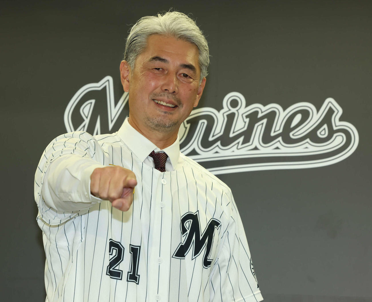 就任会見でポーズを決めるロッテ吉井新監督（撮影・丹羽敏通）