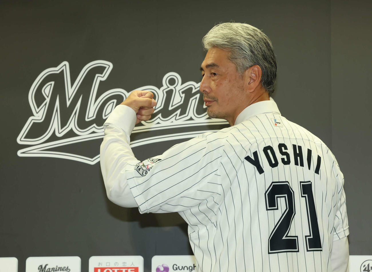就任会見でユニホームを披露するロッテ吉井新監督（撮影・丹羽敏通）