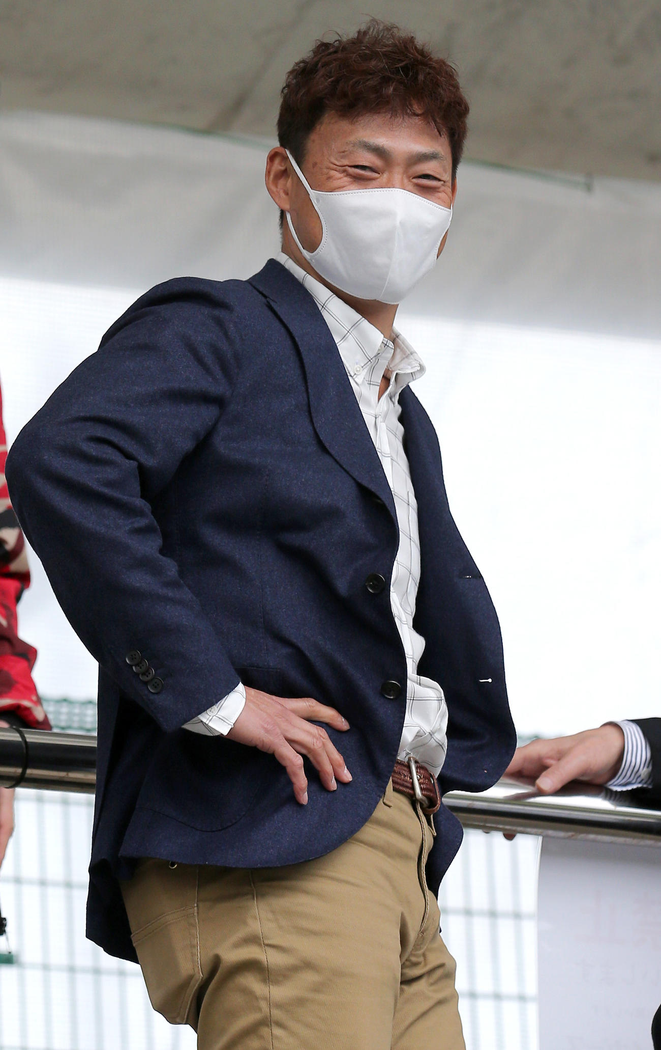 本紙カメラマンを発見し、笑顔でポーズを決める本紙評論家の桧山進次郎氏（2022年2月7日撮影）